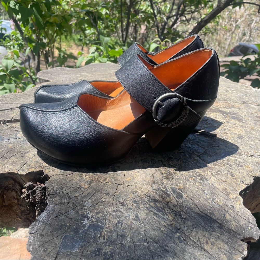 John Fluevog Prepare Leader Platform Mary Jane Heels
Black Size 11 - Picture 6 of 16